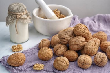 kabuk ceviz, bir şişe süt ve fındık ile bir harç, bir g