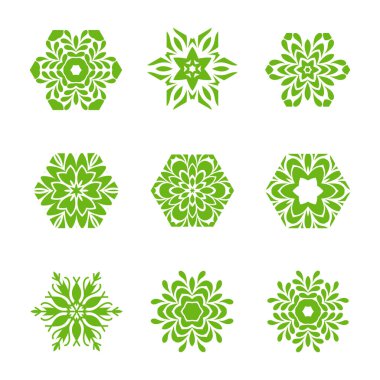 Beyaz arka planda izole edilmiş yaratıcı kar taneleri seti