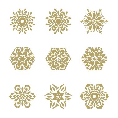 Beyaz arka plan üzerinde izole altın kar taneleri kümesi 