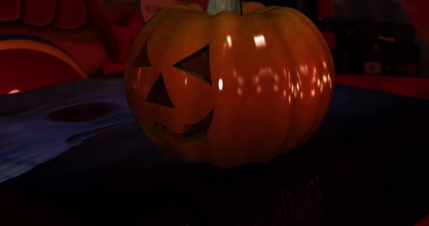 Een Camera Beweegt Rond Een Halloween Pompoen — Stockvideo