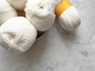 Üstten görünüm çok renkli iplik topları üst üste beyaz arka plan üzerinde izole