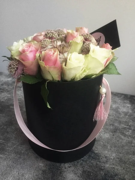 Квіткова Коробка Тюльпанів Троянд Зелені — стокове фото