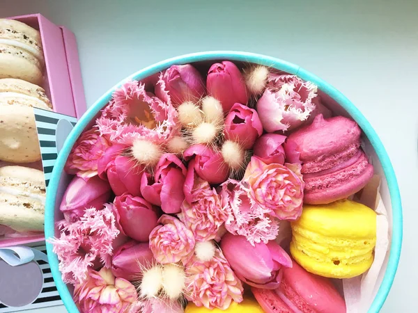 Flores Una Caja Rosas Coloridos Macarrones Macarrones Algodón Malvavisco —  Fotos de Stock