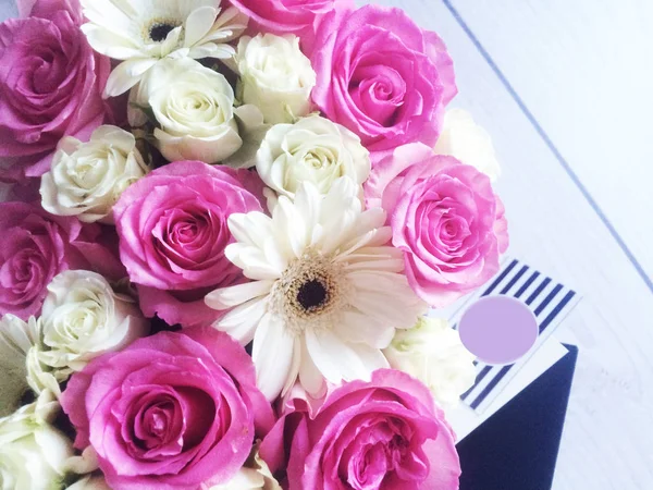 Квіти Коробці Трояндами Різнокольоровими Макарунами Макарони Зефір Бавовна — стокове фото