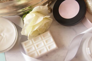 Doğal sabun, otlar ve banyo tuzları