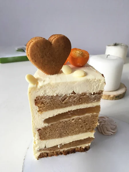 Вкусный Торт Имбирным Печеньем Тарелке Светлом Фоне — стоковое фото