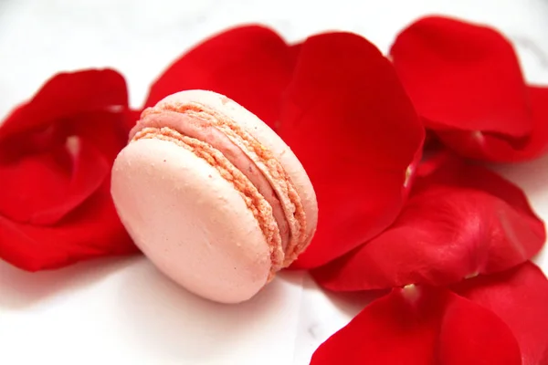 Heart Rose Petal Red Light Background Macaroons — Stock Photo, Image