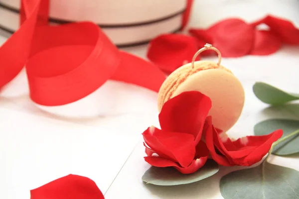 Wedding Ring Red Petals Macaroni Valentine Day — Stock Photo, Image