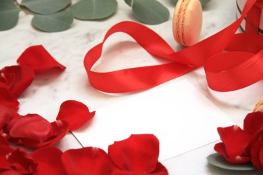 Gül yaprakları, macarons, yüzük ile kapak