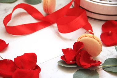 Gül yaprakları, macarons, yüzük ile kapak