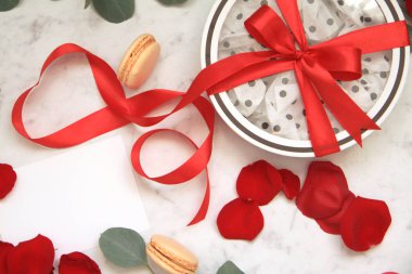 Güzel parlak kırmızı gül yaprakları, Sevgililer günü, hediye, yay, Acıbadem kurabiyesi, kırmızı kurdele, okaliptüs kutusu