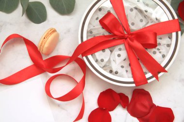 Güzel parlak kırmızı gül yaprakları, Sevgililer günü, hediye, yay, Acıbadem kurabiyesi, kırmızı kurdele, okaliptüs kutusu