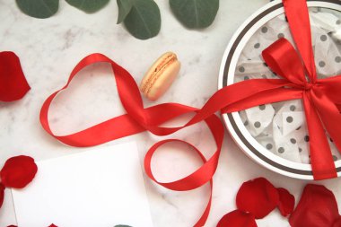 Güzel parlak kırmızı gül yaprakları, Sevgililer günü, hediye, yay, Acıbadem kurabiyesi, kırmızı kurdele, okaliptüs kutusu