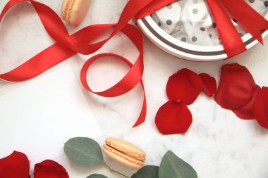 Güzel parlak kırmızı gül yaprakları, Sevgililer günü, hediye, yay, Acıbadem kurabiyesi, kırmızı kurdele, okaliptüs kutusu