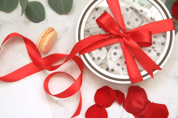 Güzel parlak kırmızı gül yaprakları, Sevgililer günü, hediye, yay, Acıbadem kurabiyesi, kırmızı kurdele, okaliptüs kutusu