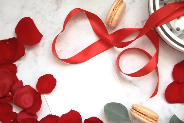 Прекрасні Яскраво Червоні Пелюстки Троянд День Святого Валентина Подарунок Коробка — стокове фото