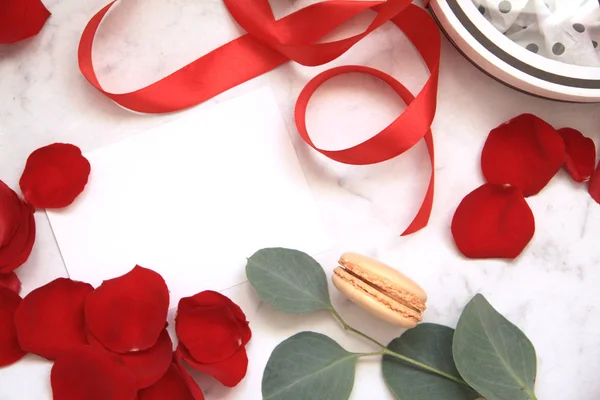 Прекрасні Яскраво Червоні Пелюстки Троянд День Святого Валентина Подарунок Коробка — стокове фото