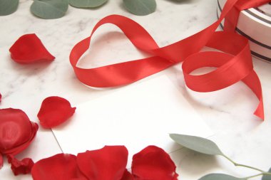 Güzel parlak kırmızı gül yaprakları. Sevgililer günü. kırmızı ipek kurdele. aşk sembolü. kartları tasarımı, Bademli kurabiye, okaliptüs