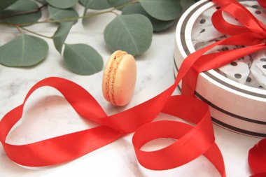 Güzel parlak kırmızı gül yaprakları. Sevgililer günü. kırmızı ipek kurdele. aşk sembolü. kartları tasarımı, Bademli kurabiye, okaliptüs