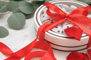 Güzel parlak kırmızı gül yaprakları. Sevgililer günü. kırmızı ipek kurdele. aşk sembolü. kartları tasarımı, Bademli kurabiye, okaliptüs