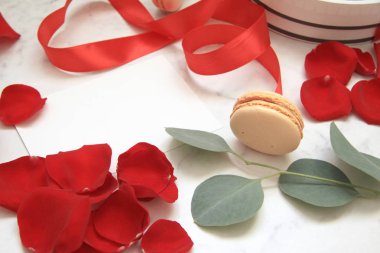 Güzel parlak kırmızı gül yaprakları. Sevgililer günü. kırmızı ipek kurdele. aşk sembolü. kartları tasarımı, Bademli kurabiye, okaliptüs