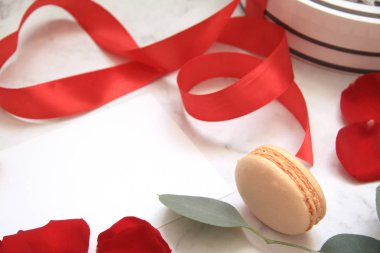 Güzel parlak kırmızı gül yaprakları. Sevgililer günü. kırmızı ipek kurdele. aşk sembolü. kartları tasarımı, Bademli kurabiye, okaliptüs