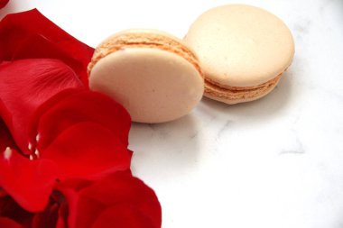 Gül yaprakları, kartpostal ve macaroons beyaz üzerine yapılan kalp