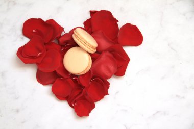 Gül yaprakları, kartpostal ve macaroons beyaz üzerine yapılan kalp