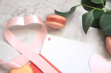 Sevgililer günü, pembe gül, şerit, kalp, Bademli kurabiye, okaliptüs, zarf, kart, yaprakları için kompozisyon