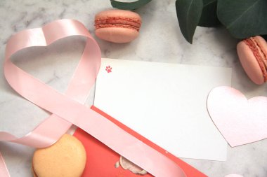 Sevgililer günü, pembe gül, şerit, kalp, Bademli kurabiye, okaliptüs, zarf, kart, yaprakları için kompozisyon