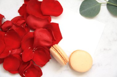 Sevgililer günü, pembe gül, şerit, kalp, Bademli kurabiye, okaliptüs, zarf, kart, yaprakları için kompozisyon