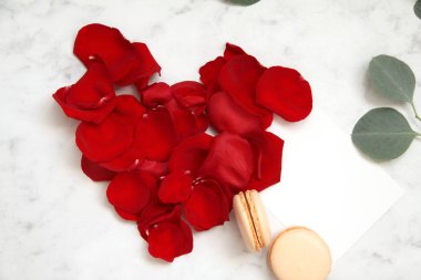 Sevgililer günü, pembe gül, şerit, kalp, Bademli kurabiye, okaliptüs, zarf, kart, yaprakları için kompozisyon