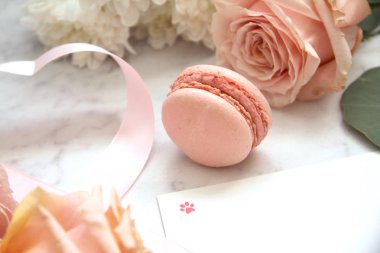 Sevgililer günü, pembe gül, şerit, kalp, Bademli kurabiye, okaliptüs, zarf, kart, yaprakları için kompozisyon