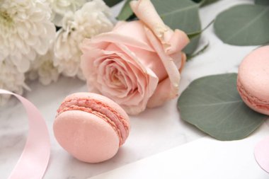 Sevgililer günü, pembe gül, şerit, kalp, Bademli kurabiye, okaliptüs, zarf, kart, yaprakları için kompozisyon