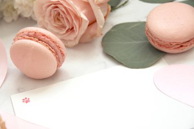 Sevgililer günü, pembe gül, şerit, kalp, Bademli kurabiye, okaliptüs, zarf, kart, yaprakları için kompozisyon