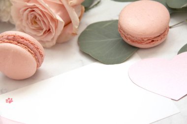 Sevgililer günü, pembe gül, şerit, kalp, Bademli kurabiye, okaliptüs, zarf, kart, yaprakları için kompozisyon