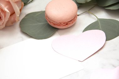 Sevgililer günü, pembe gül, şerit, kalp, Bademli kurabiye, okaliptüs, zarf, kart, yaprakları için kompozisyon
