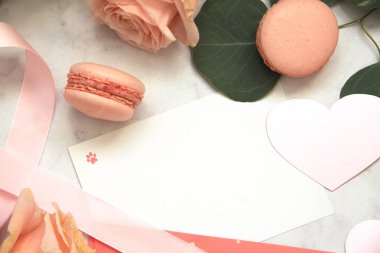 Sevgililer günü, pembe gül, şerit, kalp, Bademli kurabiye, okaliptüs, zarf, kart, yaprakları için kompozisyon