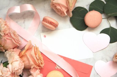 Sevgililer günü, pembe gül, şerit, kalp, Bademli kurabiye, okaliptüs, zarf, kart, yaprakları için kompozisyon