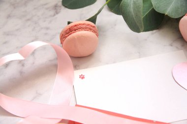 Sevgililer günü, pembe gül, şerit, kalp, Bademli kurabiye, okaliptüs, zarf, kart, yaprakları için kompozisyon