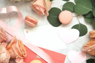 Sevgililer günü, pembe gül, şerit, kalp, Bademli kurabiye, okaliptüs, zarf, kart, yaprakları için kompozisyon