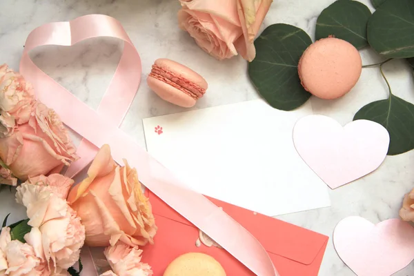 Sevgililer günü, pembe gül, şerit, kalp, Bademli kurabiye, okaliptüs, zarf, kart, yaprakları için kompozisyon