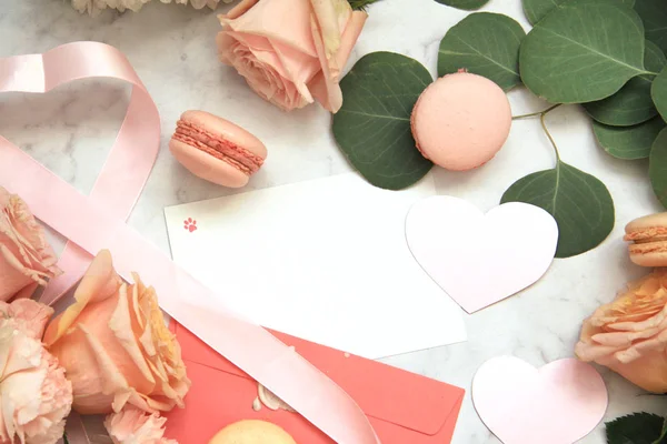 Sevgililer günü, pembe gül, şerit, kalp, Bademli kurabiye, okaliptüs, zarf, kart, yaprakları için kompozisyon