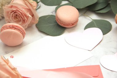 Sevgililer günü, macaroons, gül, okaliptüs, pembe zarf için kompozisyon