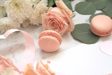 Sevgililer günü, macaroons, gül, okaliptüs, pembe zarf için kompozisyon