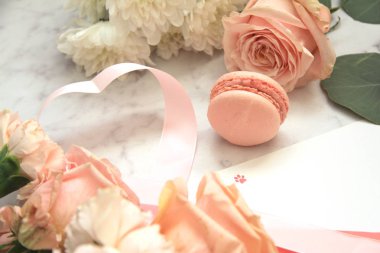 Sevgililer günü, macaroons, gül, okaliptüs, pembe zarf için kompozisyon