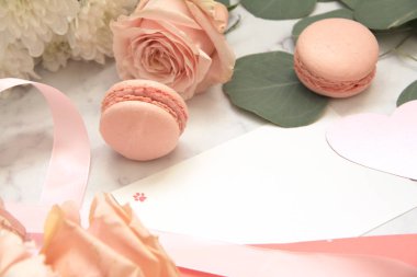 Sevgililer günü, macaroons, gül, okaliptüs, pembe zarf için kompozisyon