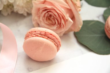 Sevgililer günü, macaroons, gül, okaliptüs, pembe zarf için kompozisyon