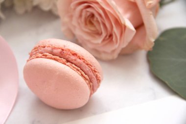 Sevgililer günü, macaroons, gül, okaliptüs, pembe zarf için kompozisyon