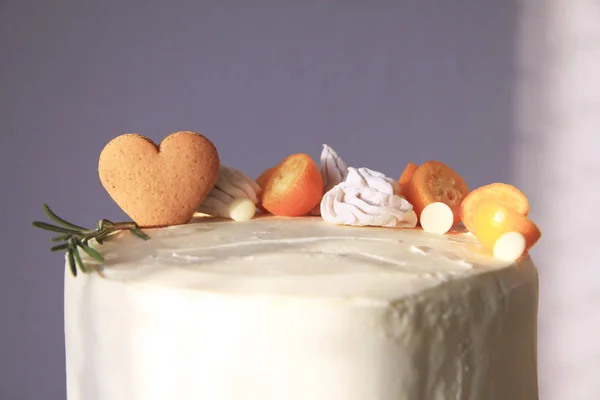 Bolo Decorado Com Biscoitos Gengibre Marshmallows Tangerinas — Fotografia de Stock